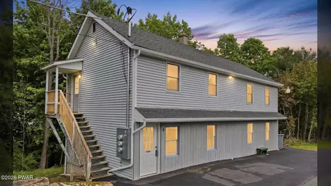 9 E Shore Ln, Beach Lake, PA 18405
