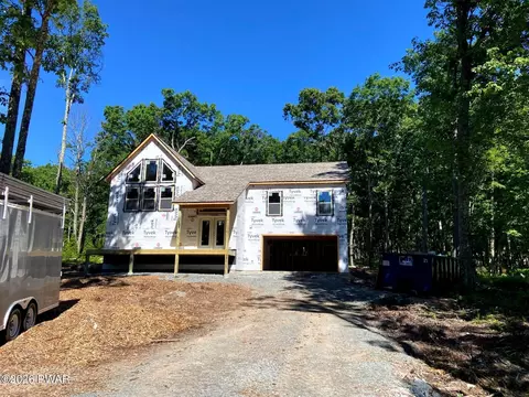 215 Cottonwood Dr, Hawley, PA 18428
