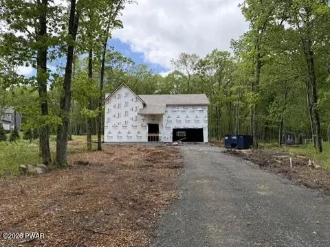 215 Cottonwood Dr, Hawley, PA 18428