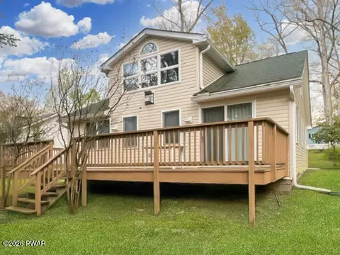 17 Sunny Point Rd, Lakeville, PA 18438