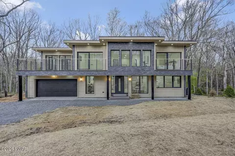 119 Comstock Dr, Hawley, PA 18428