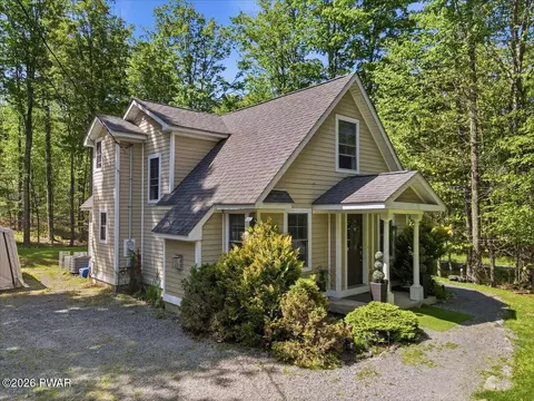 142 Wallenpaupack Dr, Greentown, PA 18426