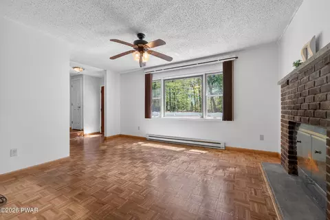 Living - 224 Westfall Dr, Dingmans Ferry, PA 18328 photo 2 of 3