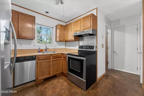 Kitchen - 224 Westfall Dr, Dingmans Ferry, PA 18328 photo 2 of 2