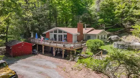 240 W Shore Dr, Hawley, PA 18428