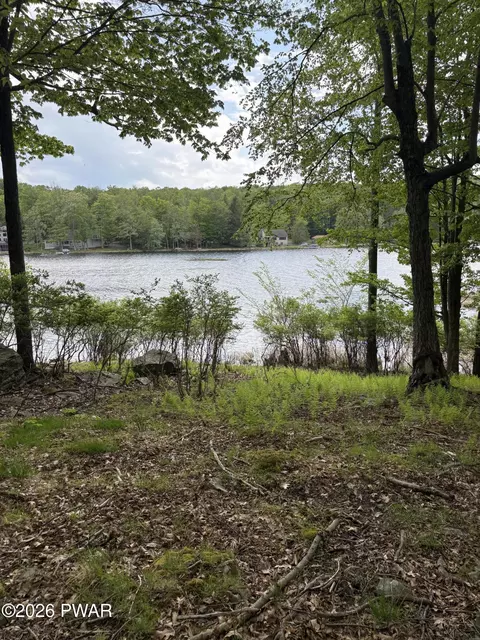 1 E 13 E Shore Dr, Hawley, PA 18428