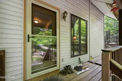 120 Coutts Point Dr, Paupack, PA 18451