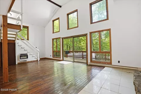 100 Splitrail Ln, Lake Ariel, PA 18436