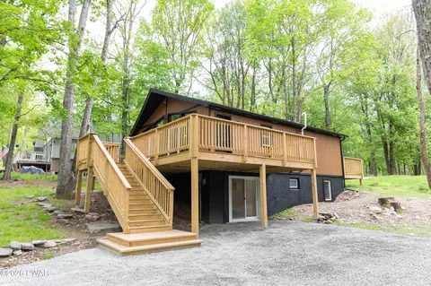 124 Fawn Lake Dr, Hawley, PA 18428
