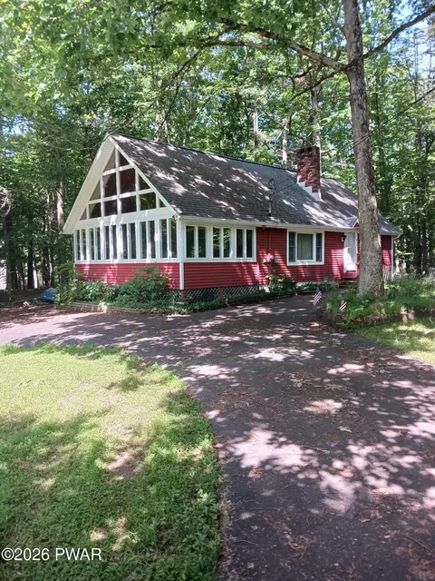 107 Fawn Lake Dr, Dingmans Ferry, PA 18328