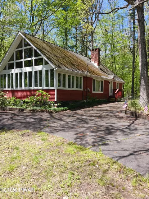 107 Fawn Lake Dr, Dingmans Ferry, PA 18328