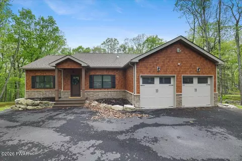 805 Visalia Ct, Hawley, PA 18428