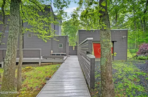 220 Kinsale Ln, Dingmans Ferry, PA 18328