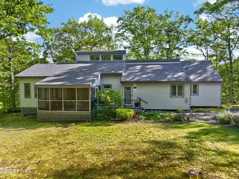 105 Cliff Dr, Hawley, PA 18428
