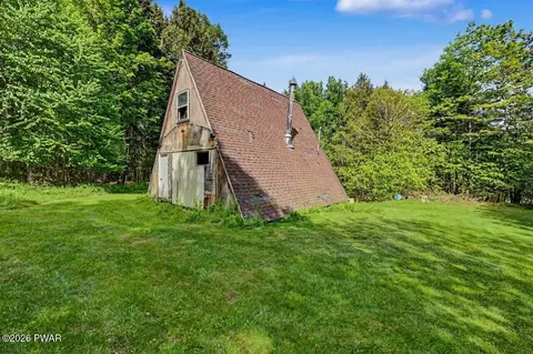 35 Sterling Shore Rd, Lake Ariel, PA 18436
