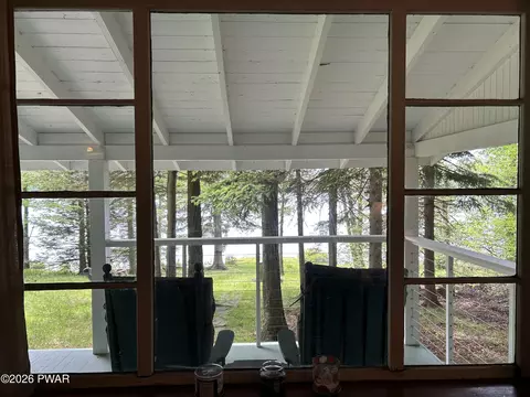 111 Ridgefield Point Rd, Greentown, PA 18426