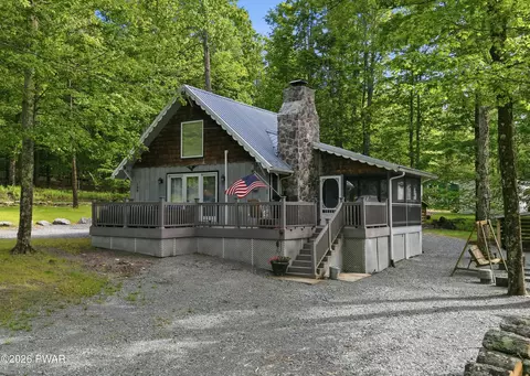 100 7th St, Greentown, PA 18426