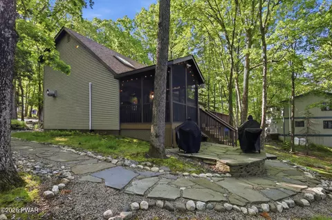 132 Spruce Lake Dr, Milford, PA 18337