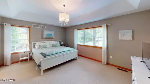 117 Country Club Dr, Hawley, PA 18428