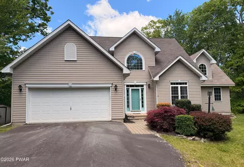 117 Country Club Dr, Hawley, PA 18428