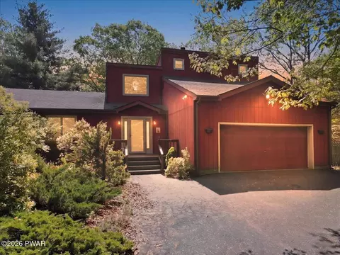806 Lariat Ct, Hawley, PA 18428