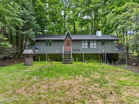 158 Mountain Lake Dr, Dingmans Ferry, PA 18328