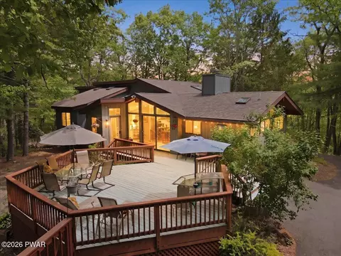 206 Canoe Brook Dr, Hawley, PA 18428