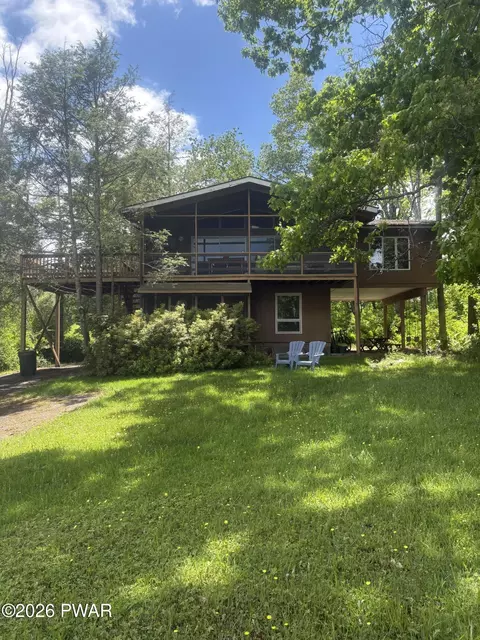 805 Fairway Ct, Hawley, PA 18428