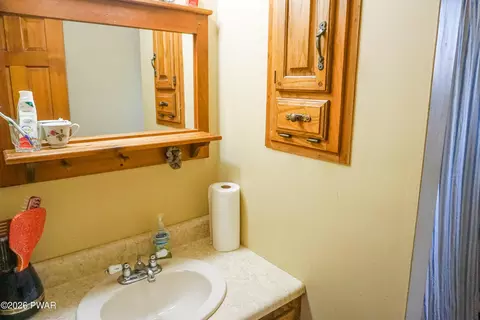 Bath - 109 Eagle Ct, Bushkill, PA 18324 photo 2 of 3