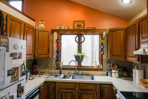 Kitchen - 109 Eagle Ct, Bushkill, PA 18324 photo 2 of 3