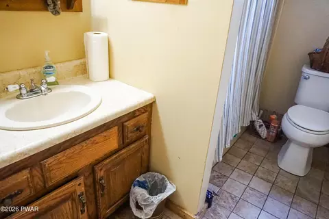 Bath - 109 Eagle Ct, Bushkill, PA 18324 photo 1 of 3