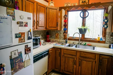 Kitchen - 109 Eagle Ct, Bushkill, PA 18324 photo 1 of 3
