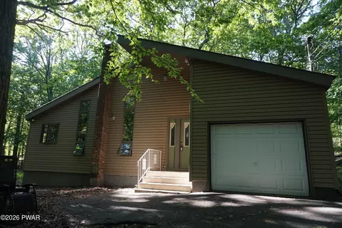 109 Eagle Ct, Bushkill, PA 18324