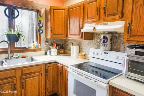 Kitchen - 109 Eagle Ct, Bushkill, PA 18324 photo 3 of 3