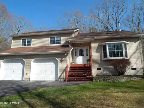 102 Crescent Lake Cove Ct, Milford, PA 18337