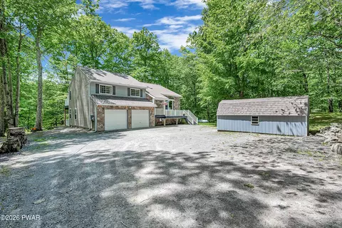 14 W Lakeside Dr, Lakeville, PA 18438