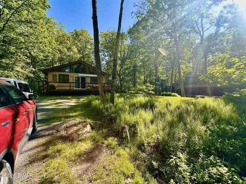 107 Fetlock Dr, Hawley, PA 18428