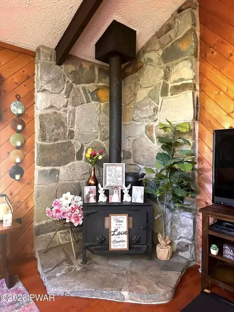 107 Fetlock Dr, Hawley, PA 18428