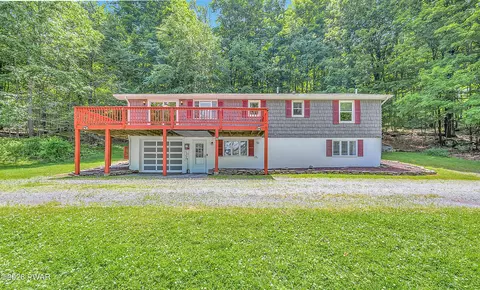 152 W Shore Dr, Hawley, PA 18428