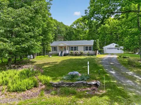 109 Red Rock Cir, Hawley, PA 18428