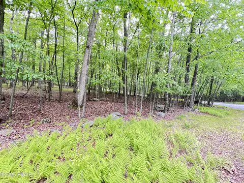 105 Duffys Dr, Dingmans Ferry, PA 18328
