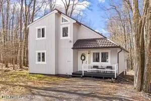 8948 Deerfield Dr, Tobyhanna, PA 18466