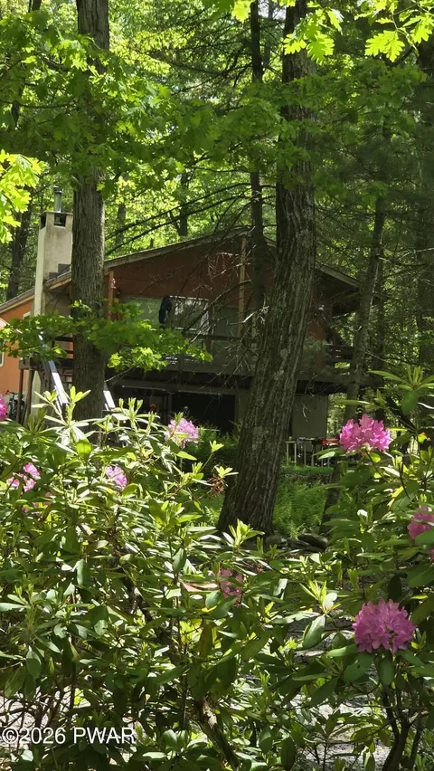 102 Canoe Ln, Shohola, PA 18458