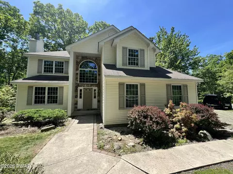 118 Country Club Dr, Hawley, PA 18428