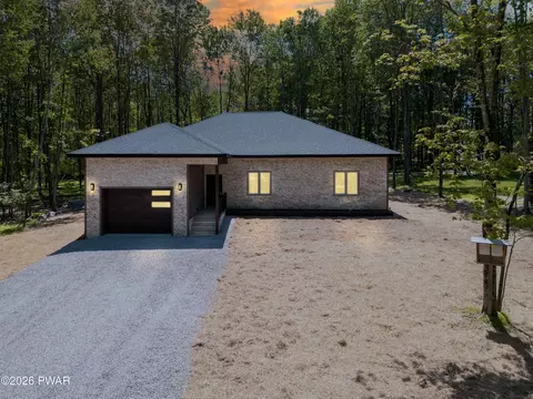 18 Osprey Cir, Lake Ariel, PA 18436