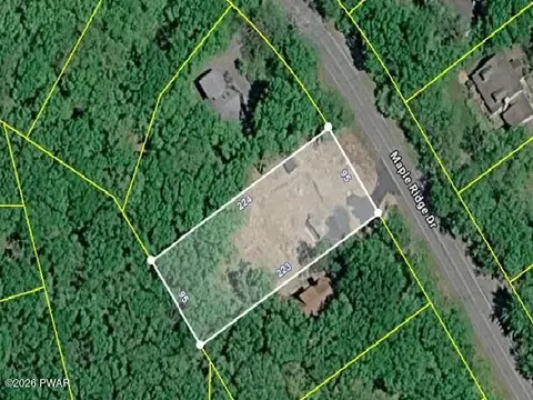 402 Maple Ridge Dr, Lords Valley, PA 18428