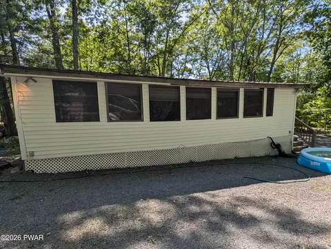 110 Chenango Dr, Shohola, PA 18458