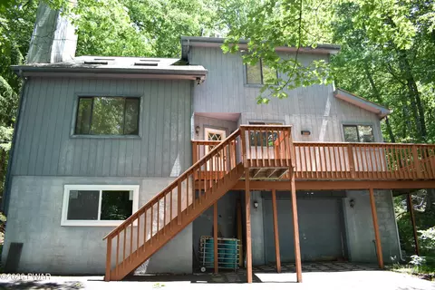125 Canterbrook Dr, Lords Valley, PA 18428