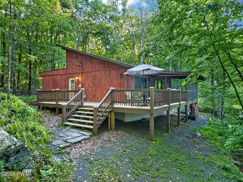 124 Hickory Dr, Lords Valley, PA 18428