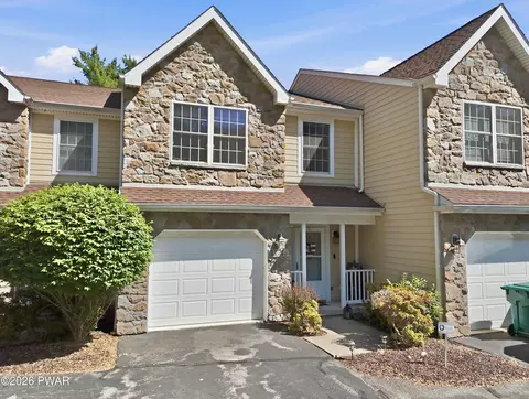 114 White Pines Dr, Greentown, PA 18426
